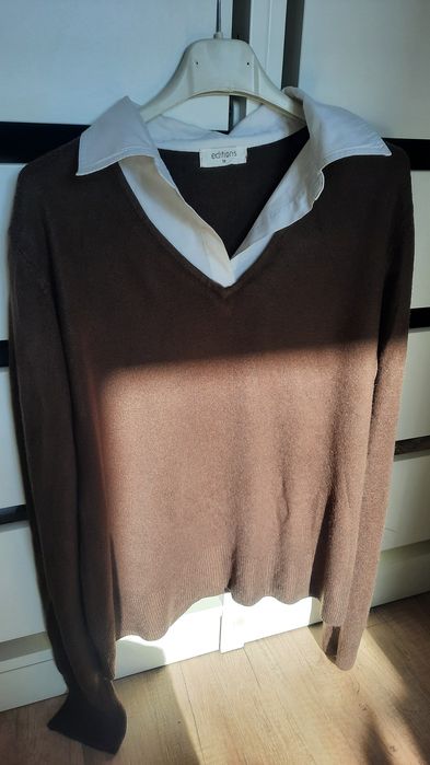 Brązowy sweterek w serek z koszulą editions old money