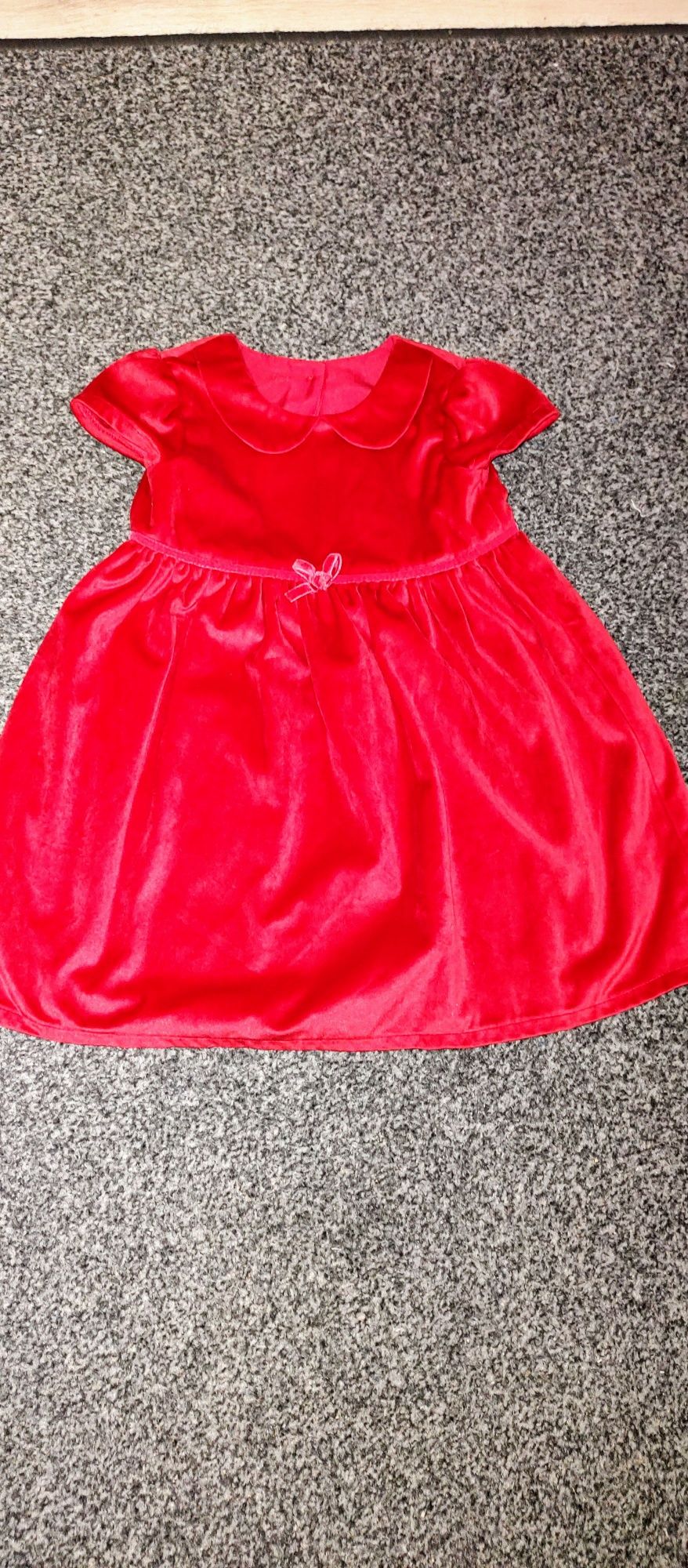 Czerwona sukienka dziewczęca
