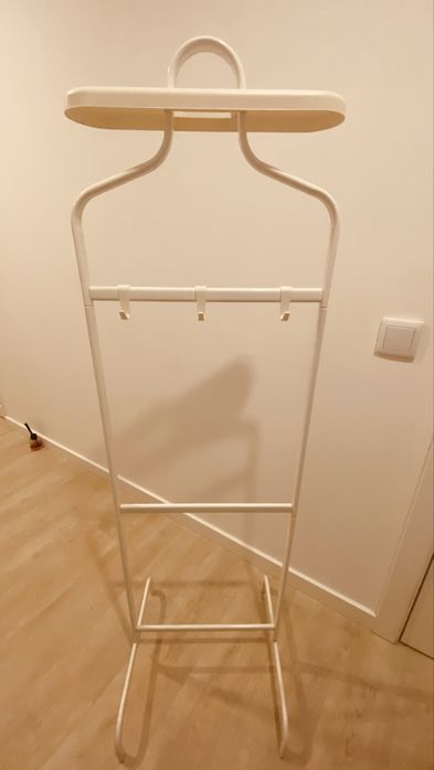 Cabide de pé com varios suportes