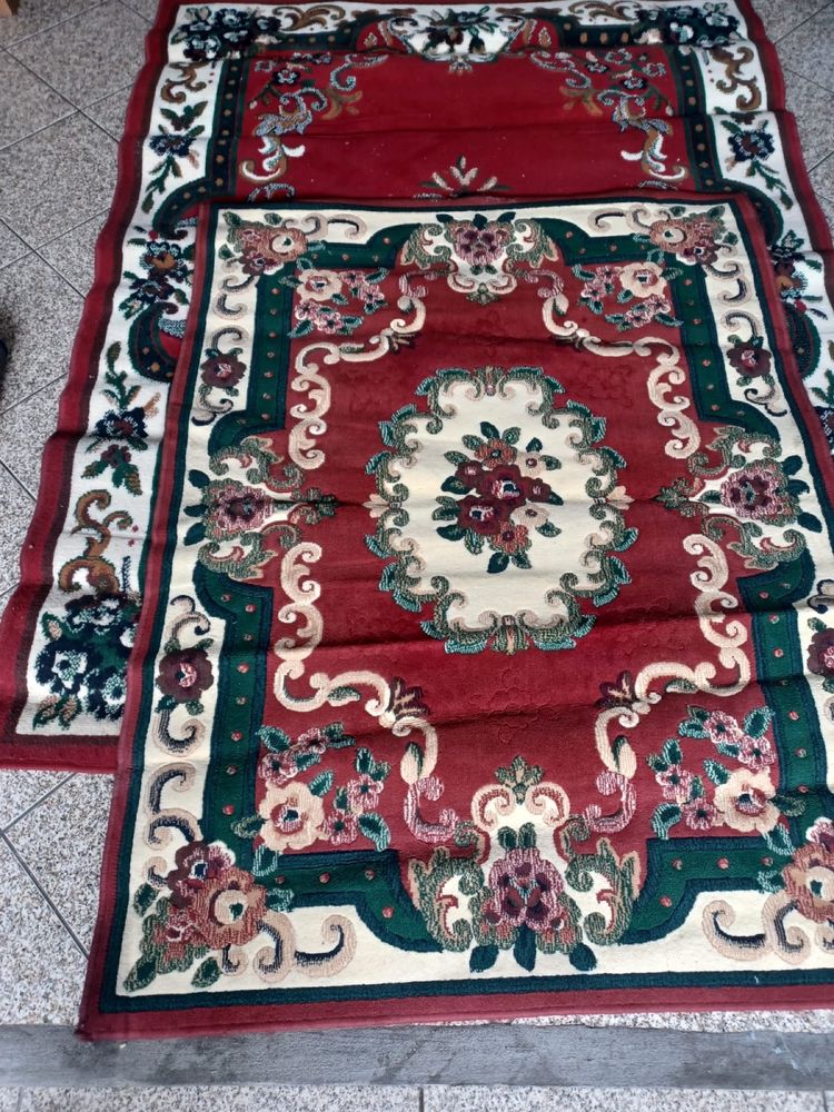 Vendo duas carpetes tons bordô