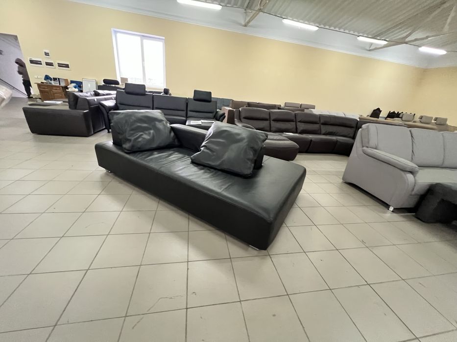 Диван чорний шкіряний з подушками модерн