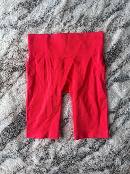 Яскраві морквяні шорти в рубчик