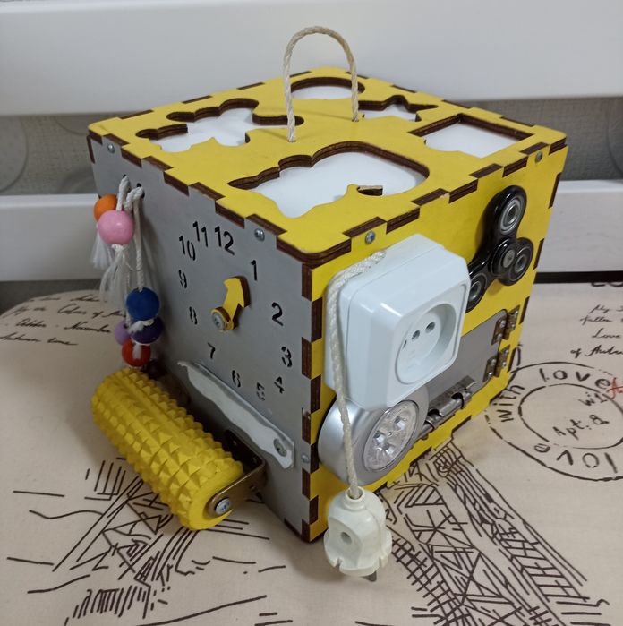 Бизикуб со светом, бізіборд