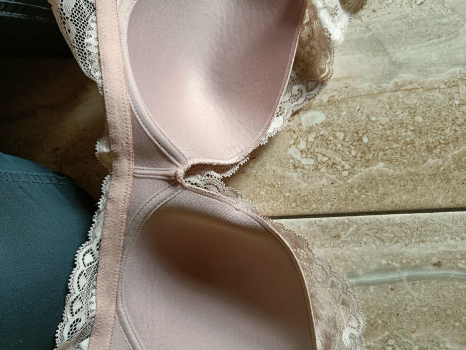 Biustonosz z pięknej koronki rozmiar 80 D