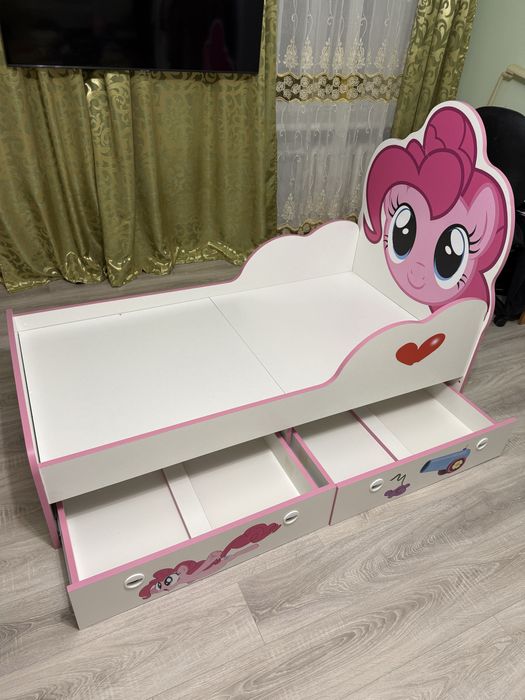 Ліжко для дівчинки