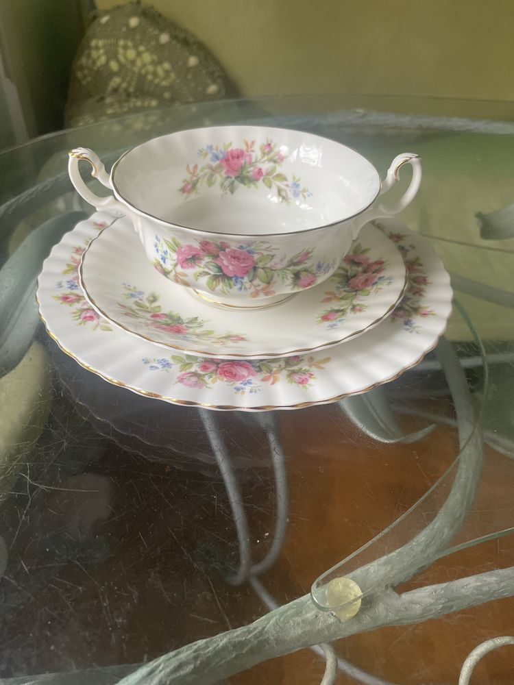 Бульйонница ,тарелки  из английского фарфора "Royal Albert"