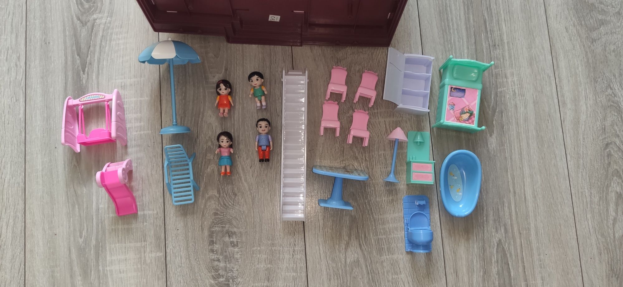 Plastikowy domek dla lalek willa z placem zabaw i oświetleniem