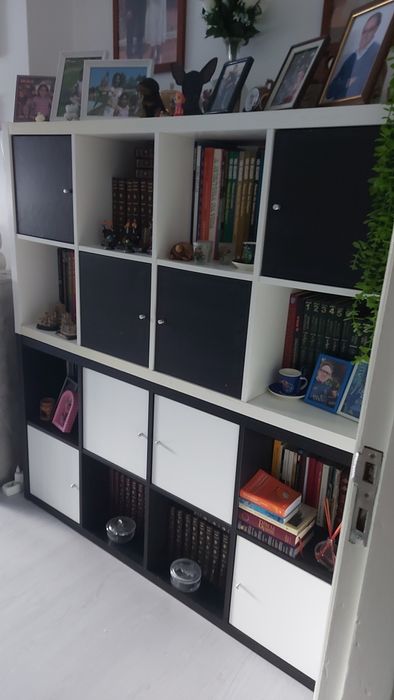 2 Móveis com prateleiras e portasbranco e preto