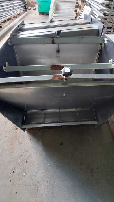 Karmnik skrzynkowy dla świń warchlak 2x4 stanowiskowy import Holandia