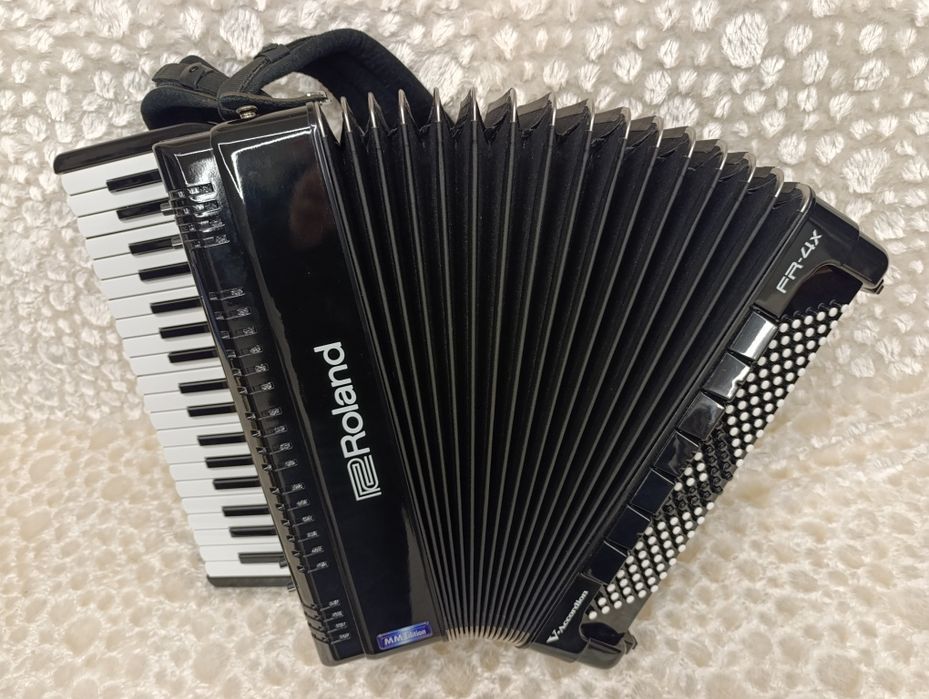 Akordeon Roland FR-4X BK 120 basów.