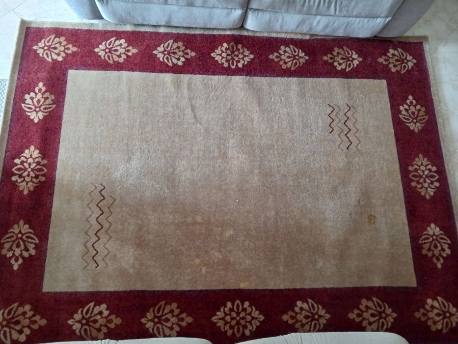 Tapete em lã em ótimo estado.
Cores bordeaux e bege, medidas 170x