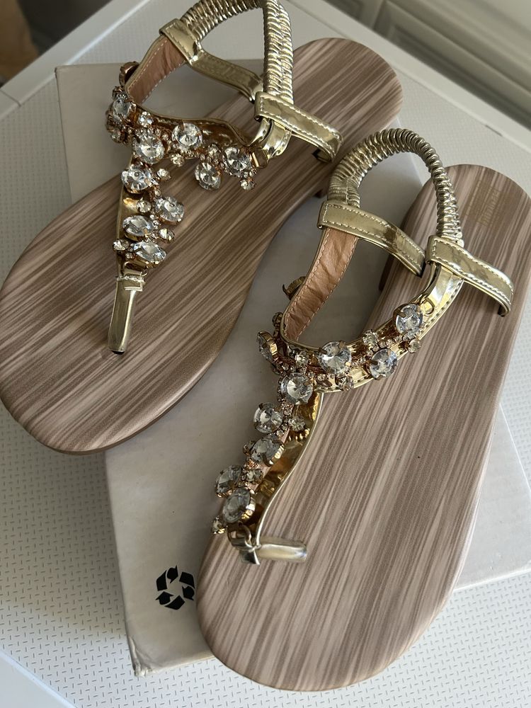 Sandalias lindas rasas da moda