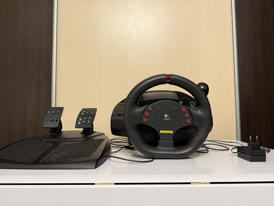 Logitech momo racing. Ігрове кермо
