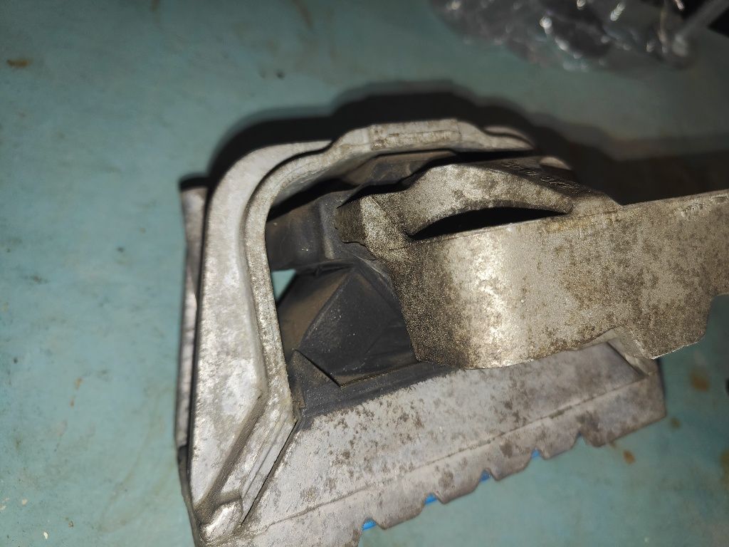 Подушка двигателя Skoda Octavia A5