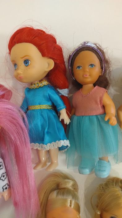 Zestaw małych laleczek dla dziewczynki