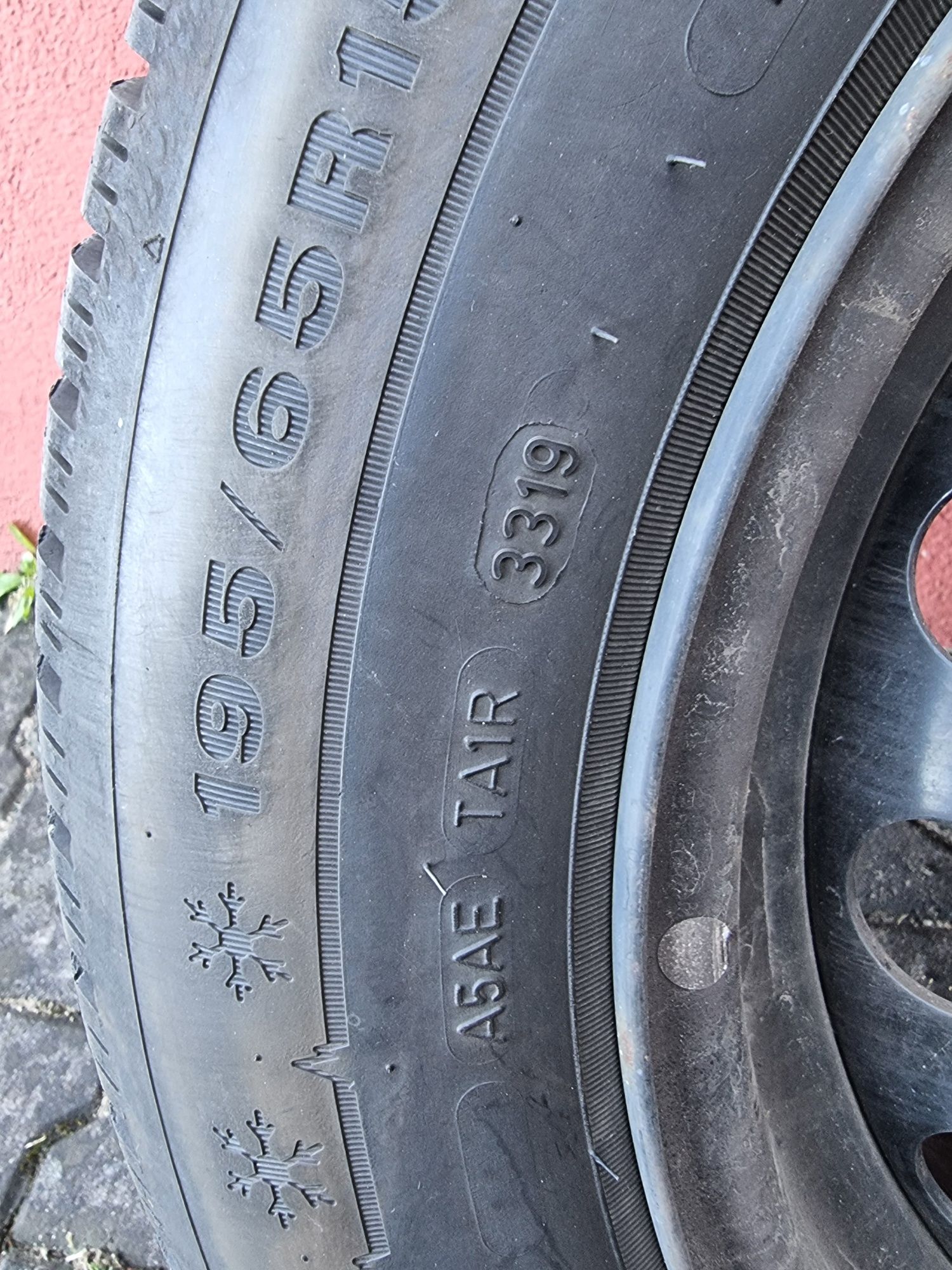 Opony zimowe firmy DUNLOP 195/65R15 z felgami stalowymi  stan bdb