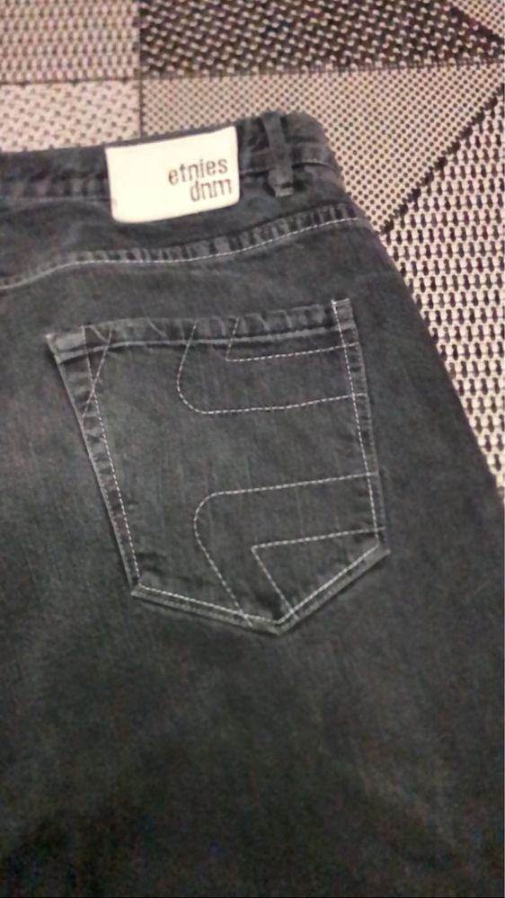 джинсы etnies