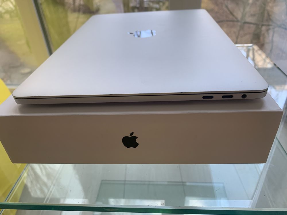 Macbook Pro 2019г, 8/256, Touch Bar