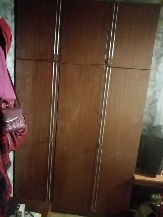 Двоспальне дерев'яне ліжко та шафа.