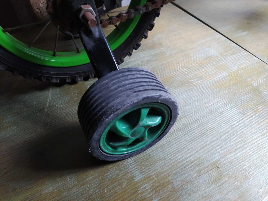 rowerek z dodatkowymi kółkami zielony 12cali mały dla dziecka od 3 lat