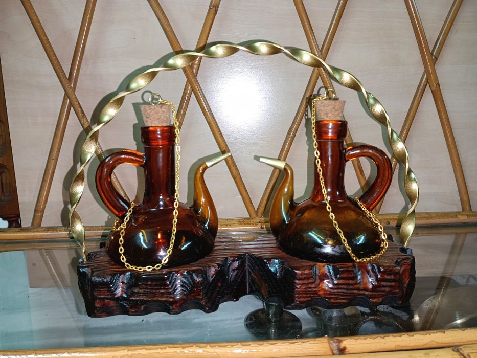 Galheteiro vintage em vidro amarelo e base em madeira, medias:25/20cm