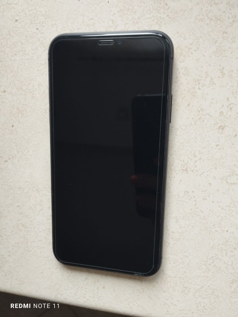 iPhone 11, czarny+5 caseów
