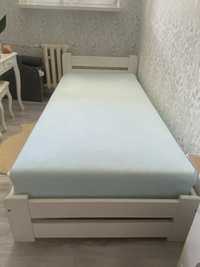 Biale łóżko z materacem