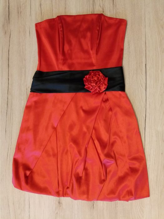 Sukienka czerwona bombka z paskiem