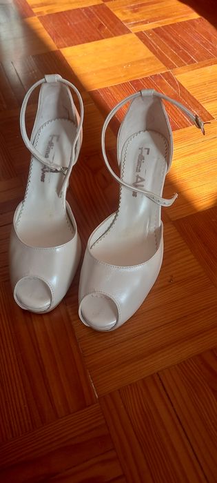 Sapatos brancos de casamento