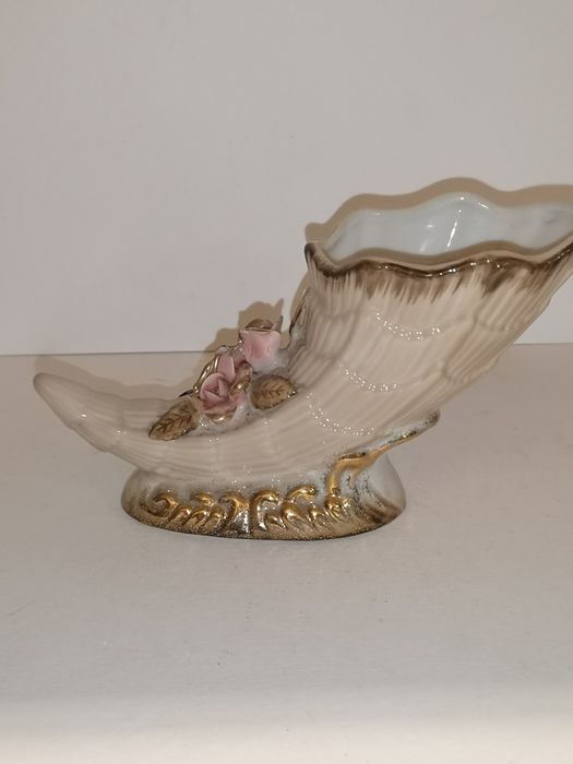 Porcelanowy róg z różami