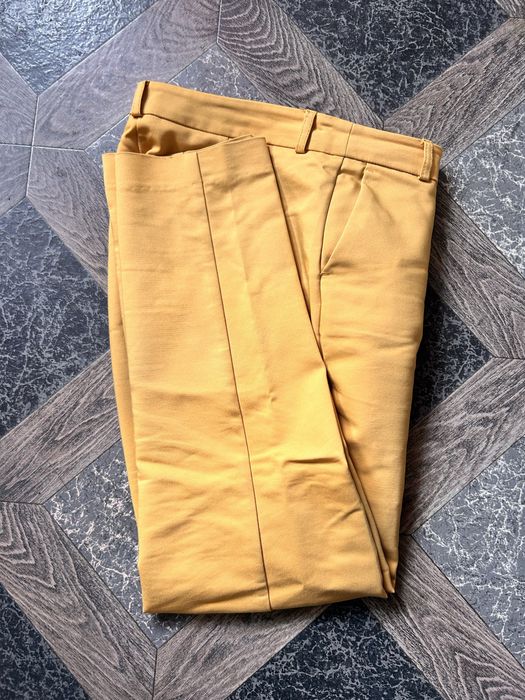 Żółte spodnie chinos