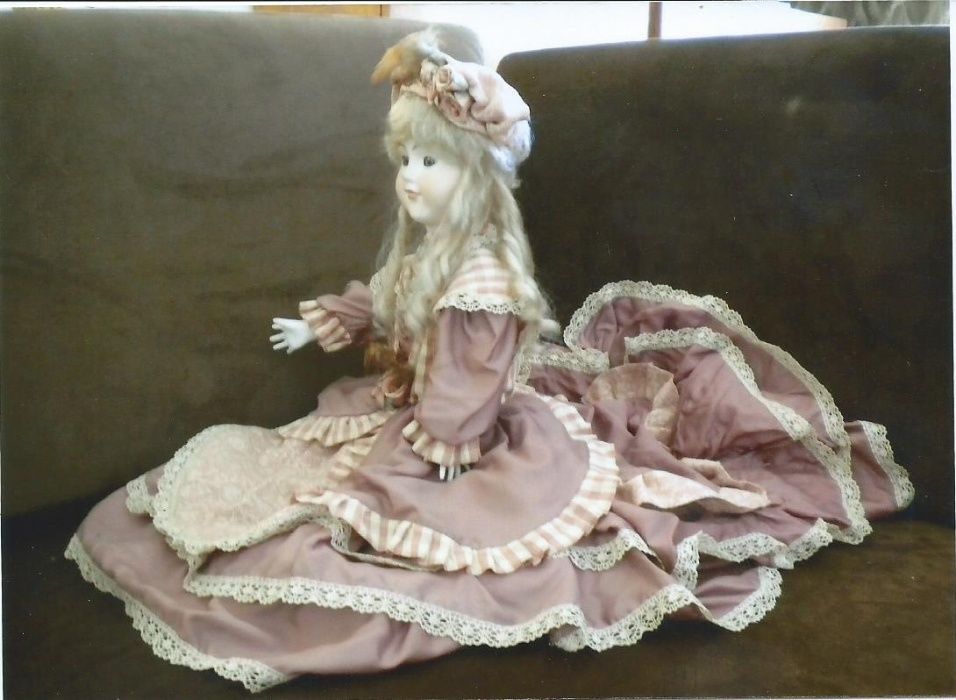 Boneca de Porcelana Lindíssima Vestido em Seda
