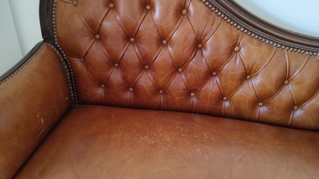 Banqueta antiga em pele