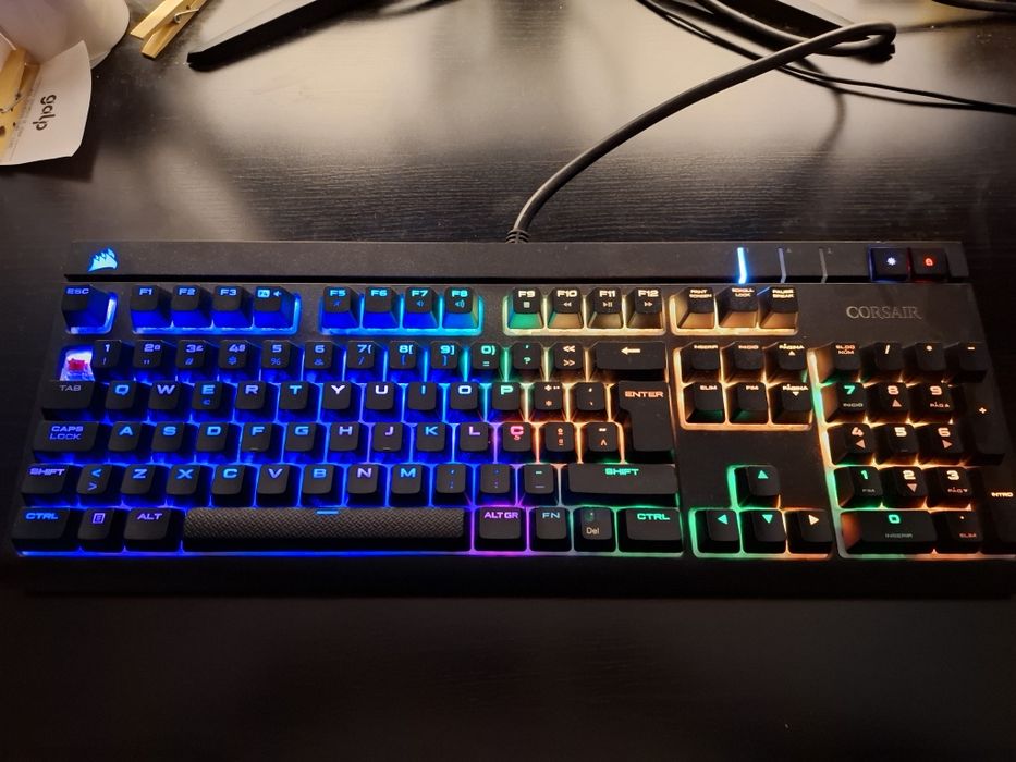 Teclado Corsair Strafe RBG (ler anúncio)