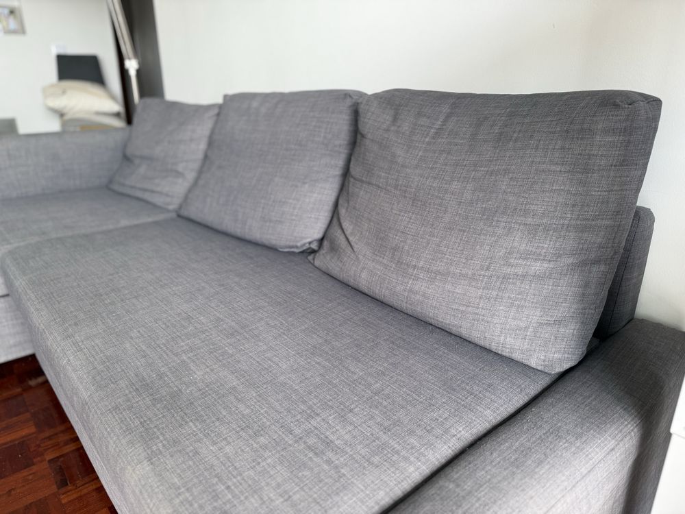 Sofá-cama IKEA Friheten com interior para arrumação