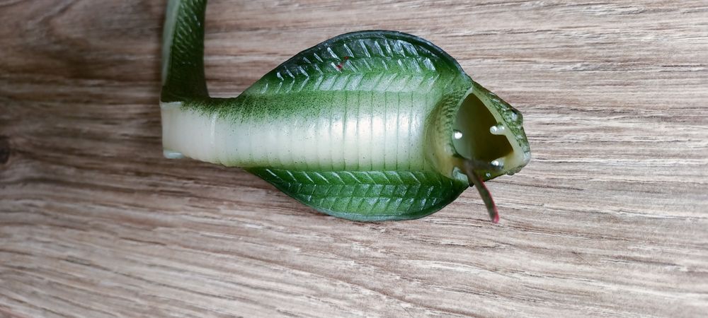 Dinozaur i wąż kobra