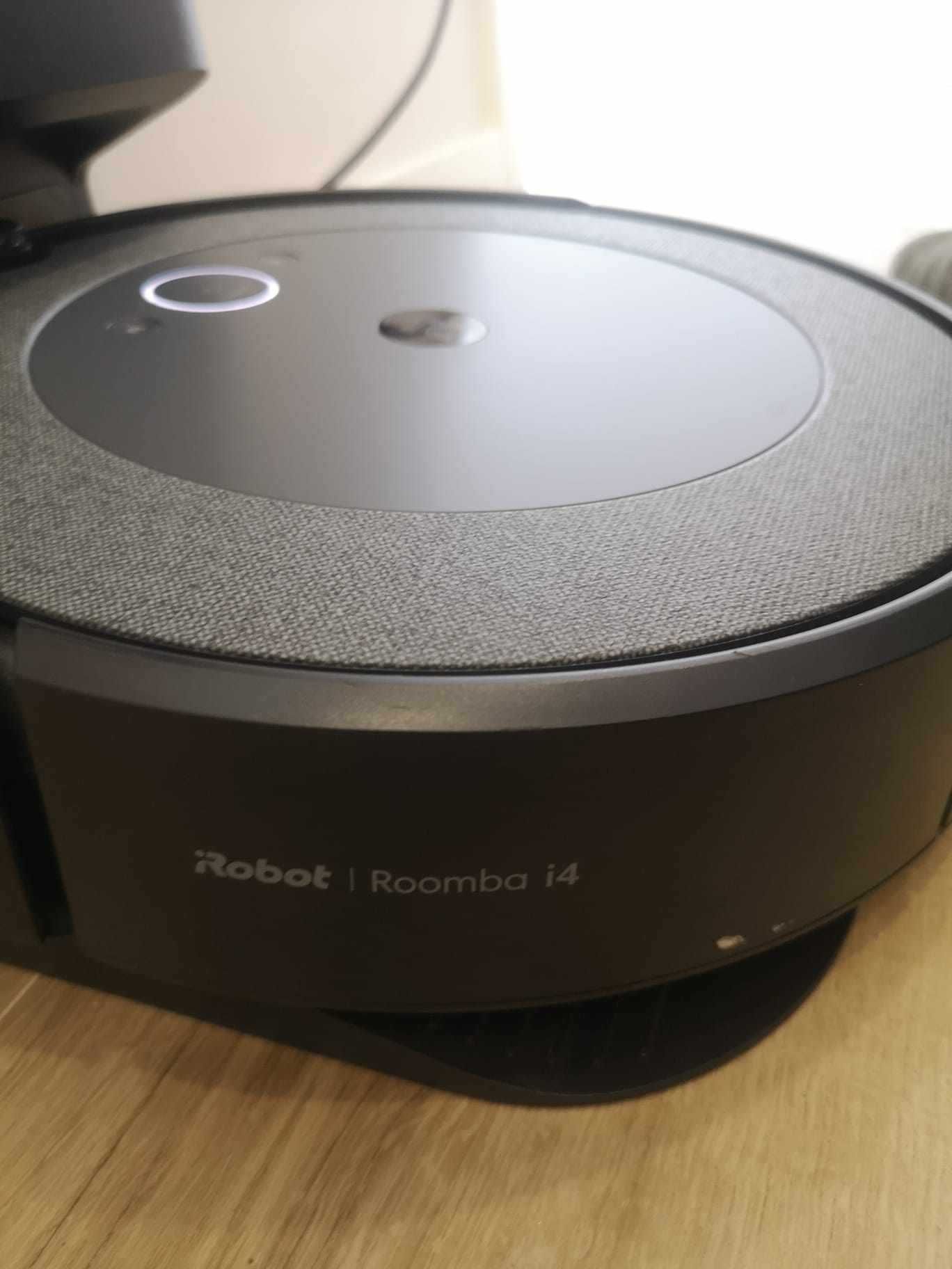 Aspirador Roomba com torre modelo Robot série i4