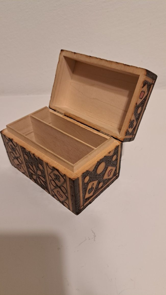 Drewniane pudełko na karty do gry
