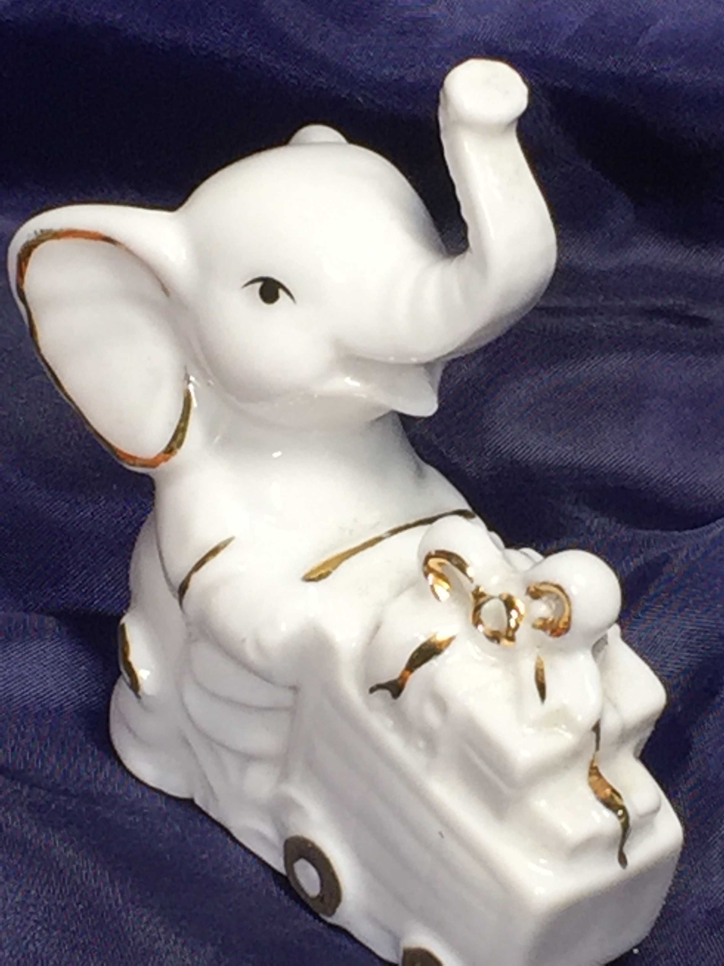 Фигурка слоник с подарочными коробками поднятый хобот фарфор статуэтка