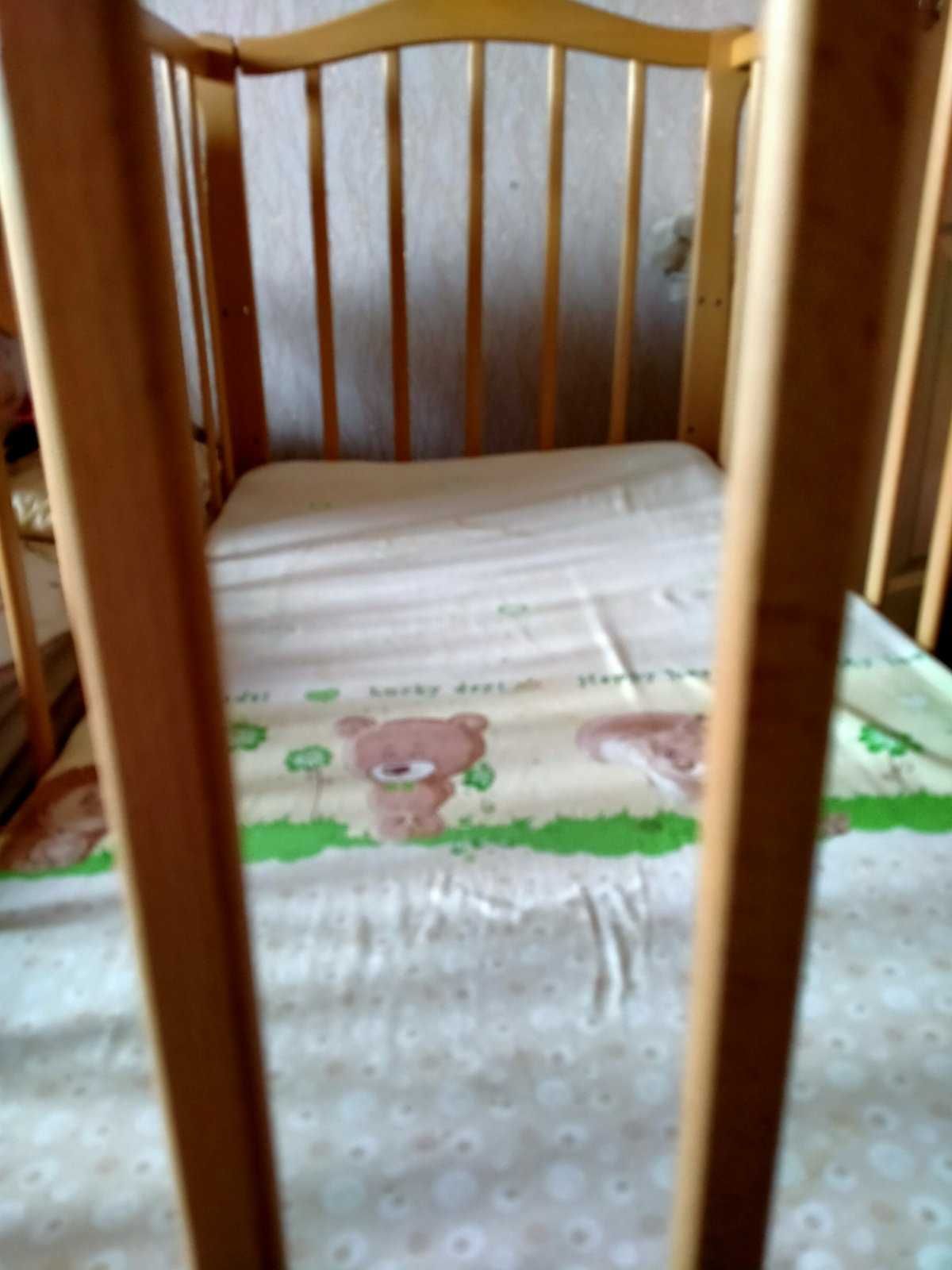 Дерев'яне ліжко маятник з матрацом для новонароджених