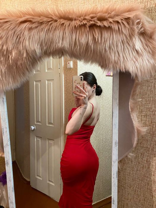 Червона вечірня сукня