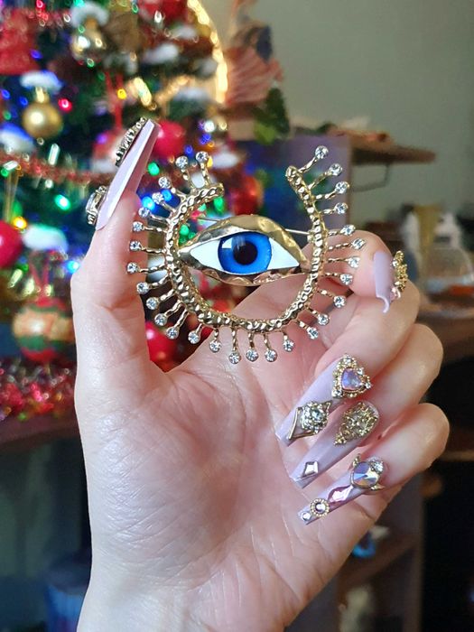 Broche pregadeira alfinete surrealista olho azul dourado