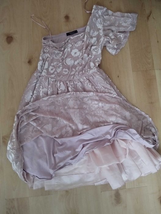 Jasny róż sukienka na jedno ramię MOHITO XS