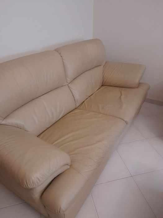 2 sofás em pele creme