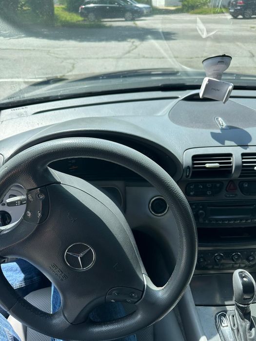 Автомобіль Mersedes-Benz c220 w203