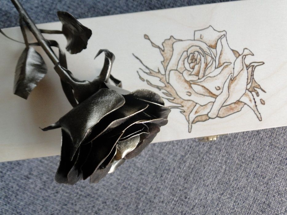 Róża stalowa  - Rękodzieło - Róża z pudełkiem