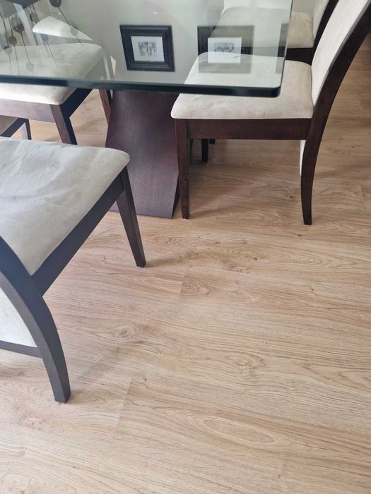 Mesa de jantar em vidro com 6 cadeiras