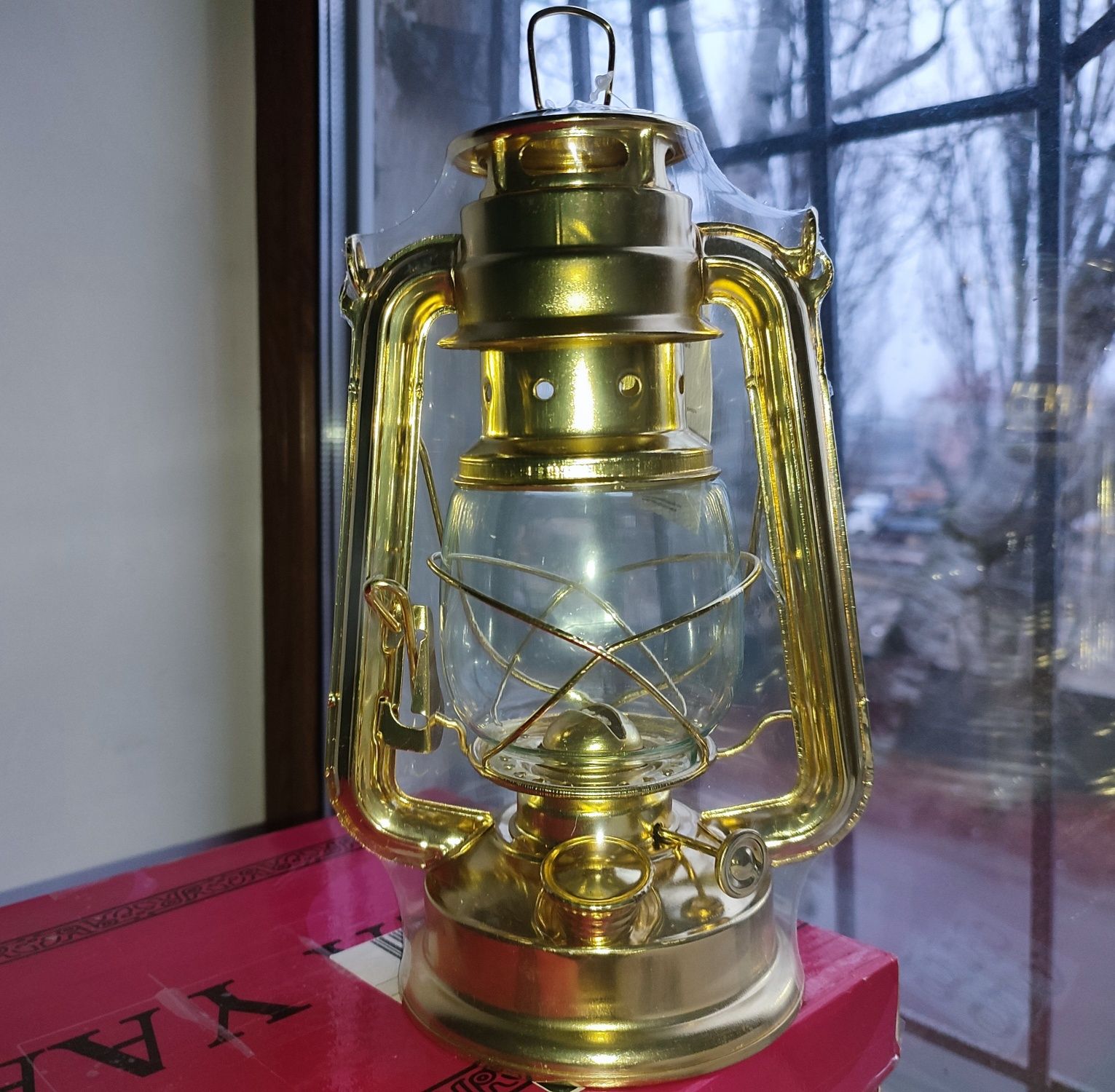 Керосиновая лампа золотого цвета
