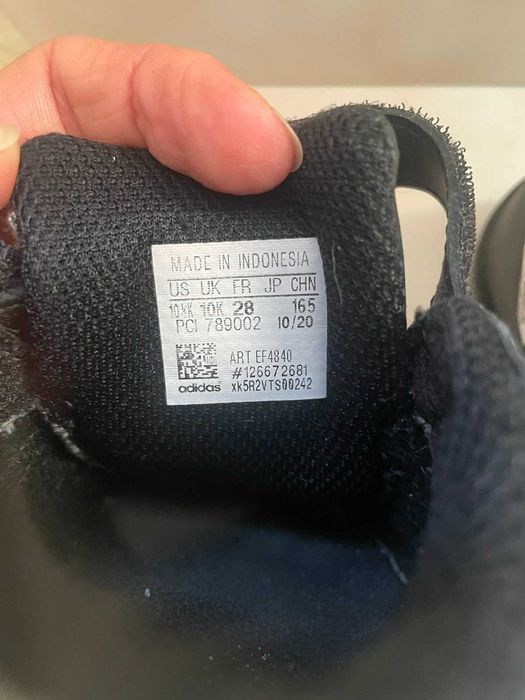 Кроссовки Adidas черные на  мльчика 28 размер -  оригинал