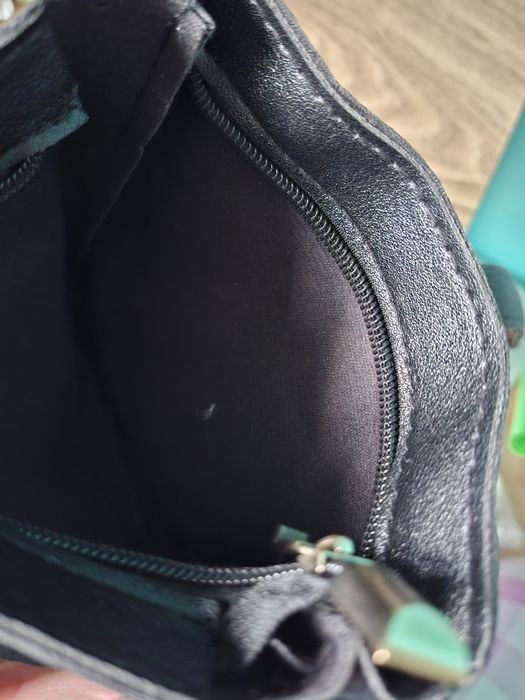 Mała czarna torebka listonoszka złote elementy